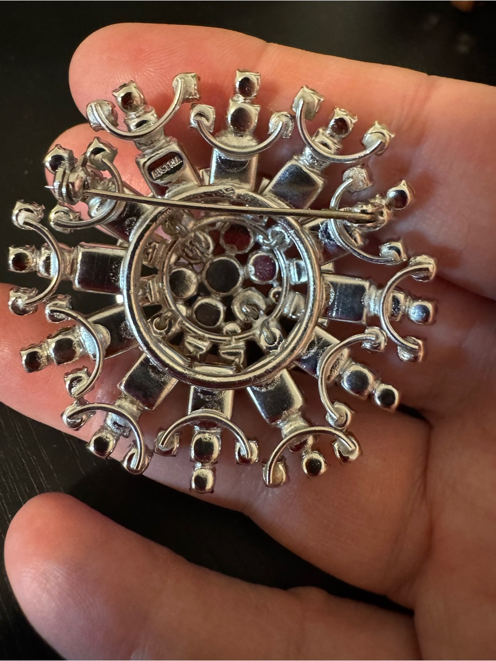 Austria vintage crystal domed silver tone brooch, EUC. All stones are bright. - Picture 4 of 6